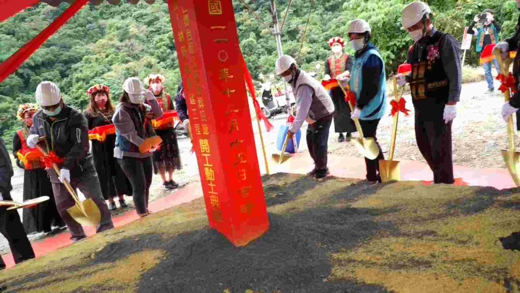 台坂納骨牆動工1900