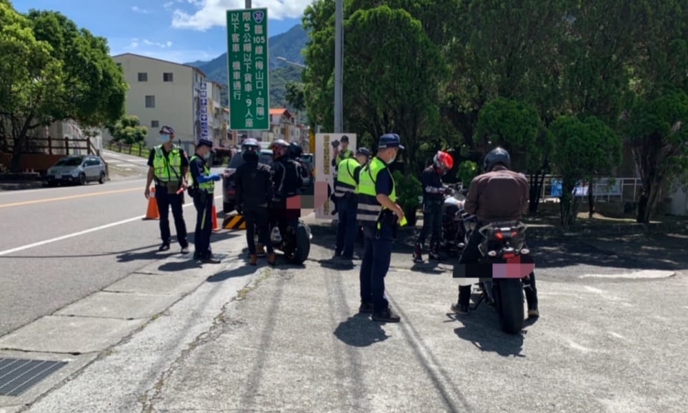 南橫復通湧車潮 警積極攔查取締違規